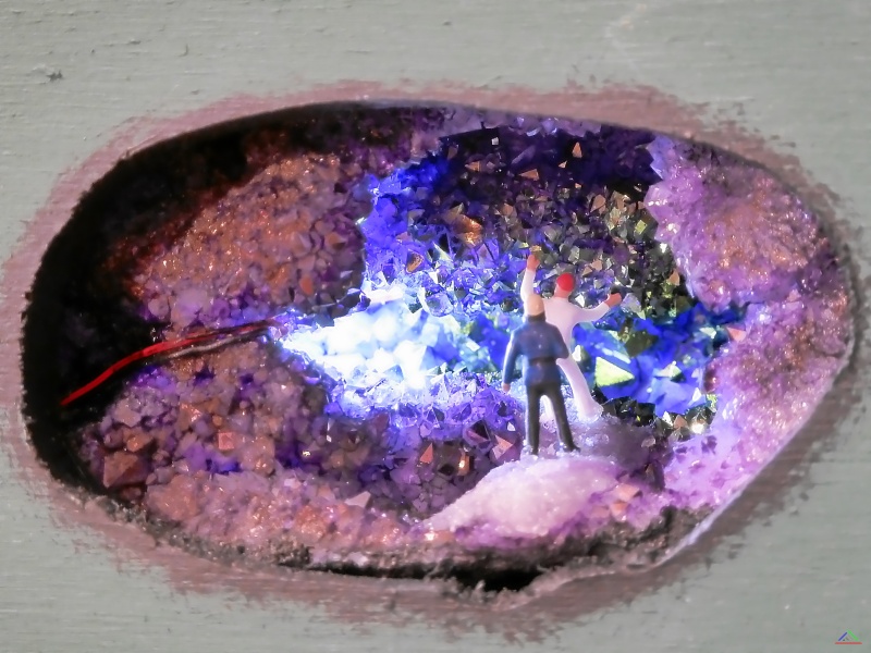 232 Kristalle.JPG - Aufsehenerregende Entdeckung: die stattliche Höhle ist ausgefüllt mit gold und lila schimmernden Kristallen